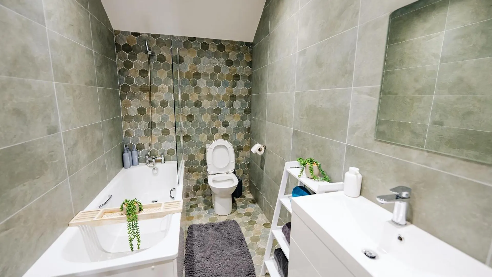 Stylish Spacious 2-Bed & High Ceiling Cardiff 0*,  Reino Unido