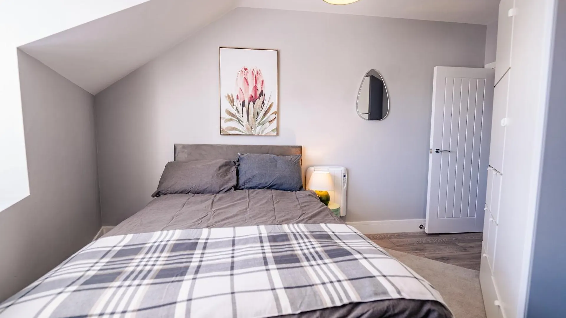 Stylish Spacious 2-Bed & High Ceiling Cardiff 0*,