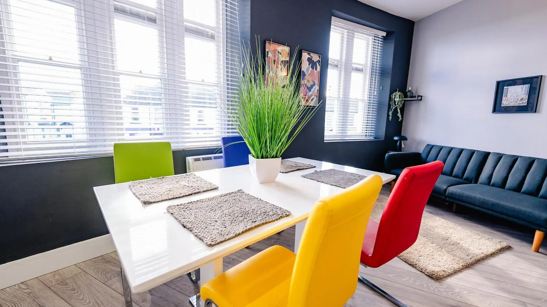 Stylish Spacious 2-Bed & High Ceiling Cardiff 0*,  Velká Británie